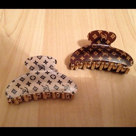 louis vuitton clip.